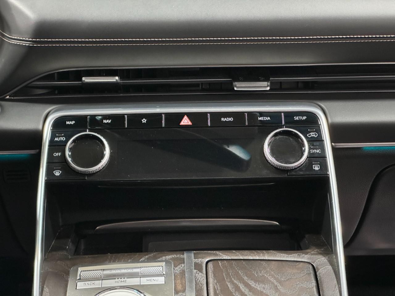 Genesis GV80 Vehicle Full-screen Gallery Image 14