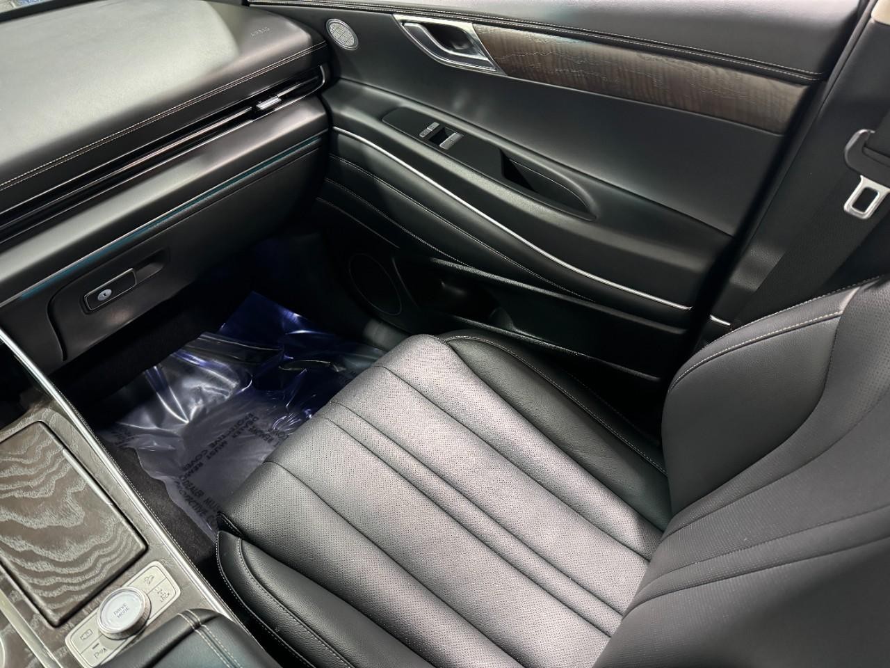 Genesis GV80 Vehicle Full-screen Gallery Image 16