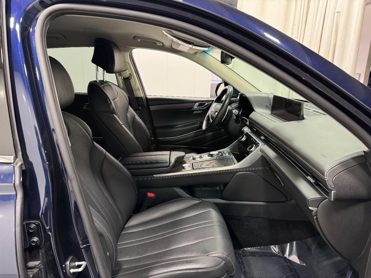 Genesis GV80 Vehicle Full-screen Gallery Image 17