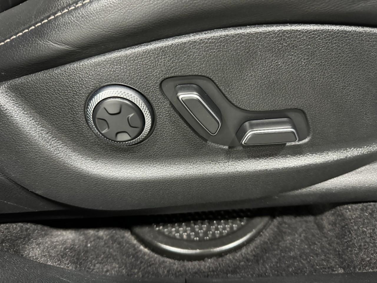 Genesis GV80 Vehicle Full-screen Gallery Image 19