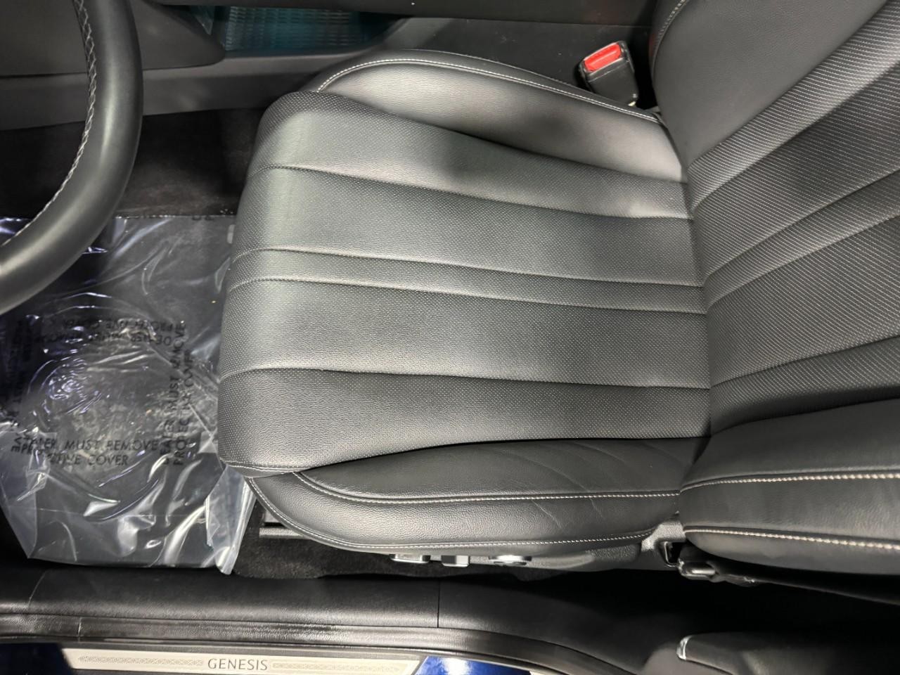 Genesis GV80 Vehicle Full-screen Gallery Image 24