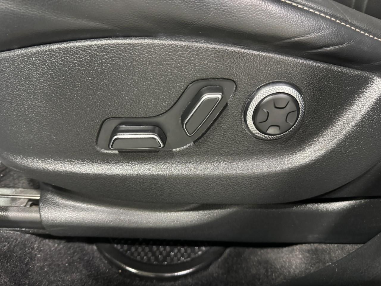 Genesis GV80 Vehicle Full-screen Gallery Image 25