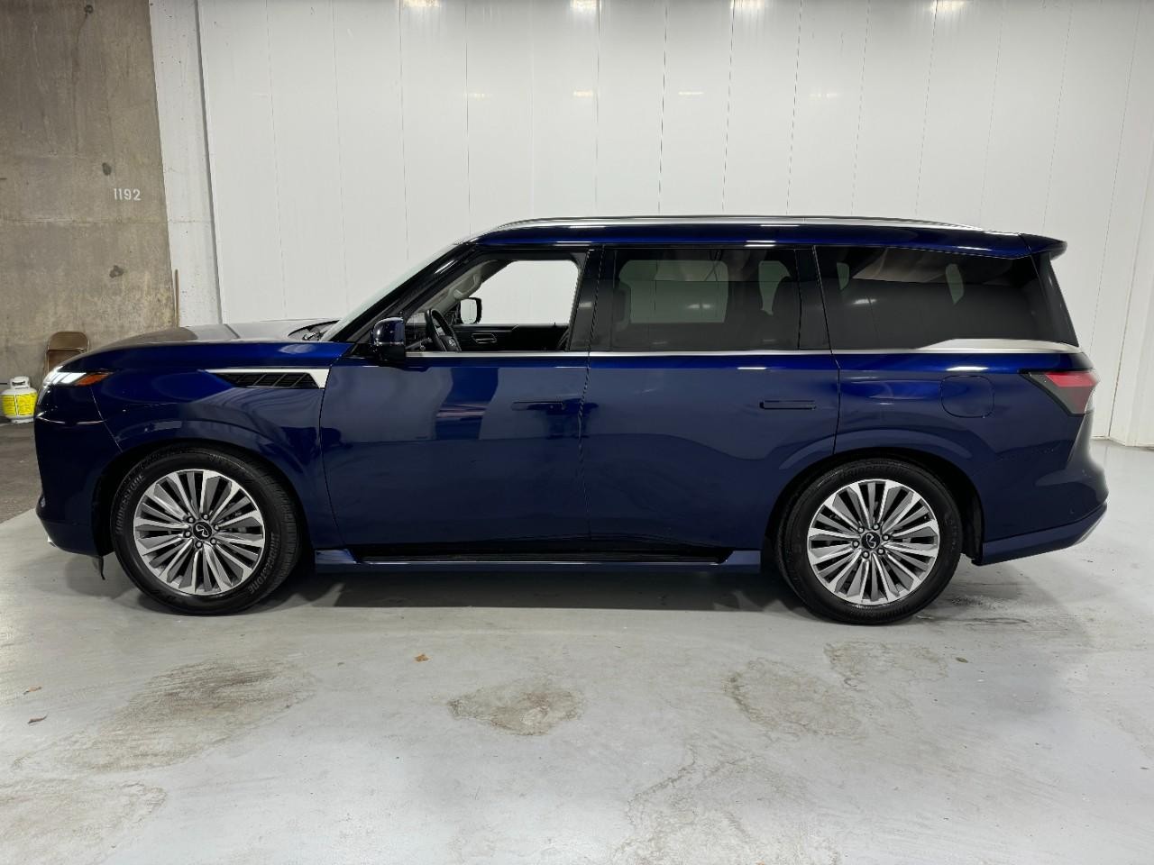 INFINITI QX80 Vehicle Full-screen Gallery Image 2