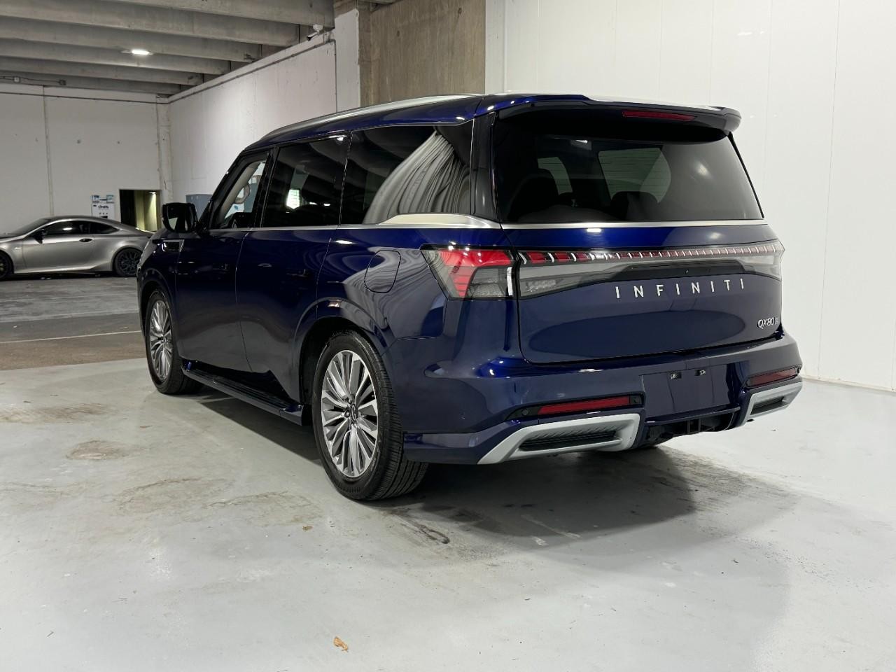 INFINITI QX80 Vehicle Full-screen Gallery Image 3