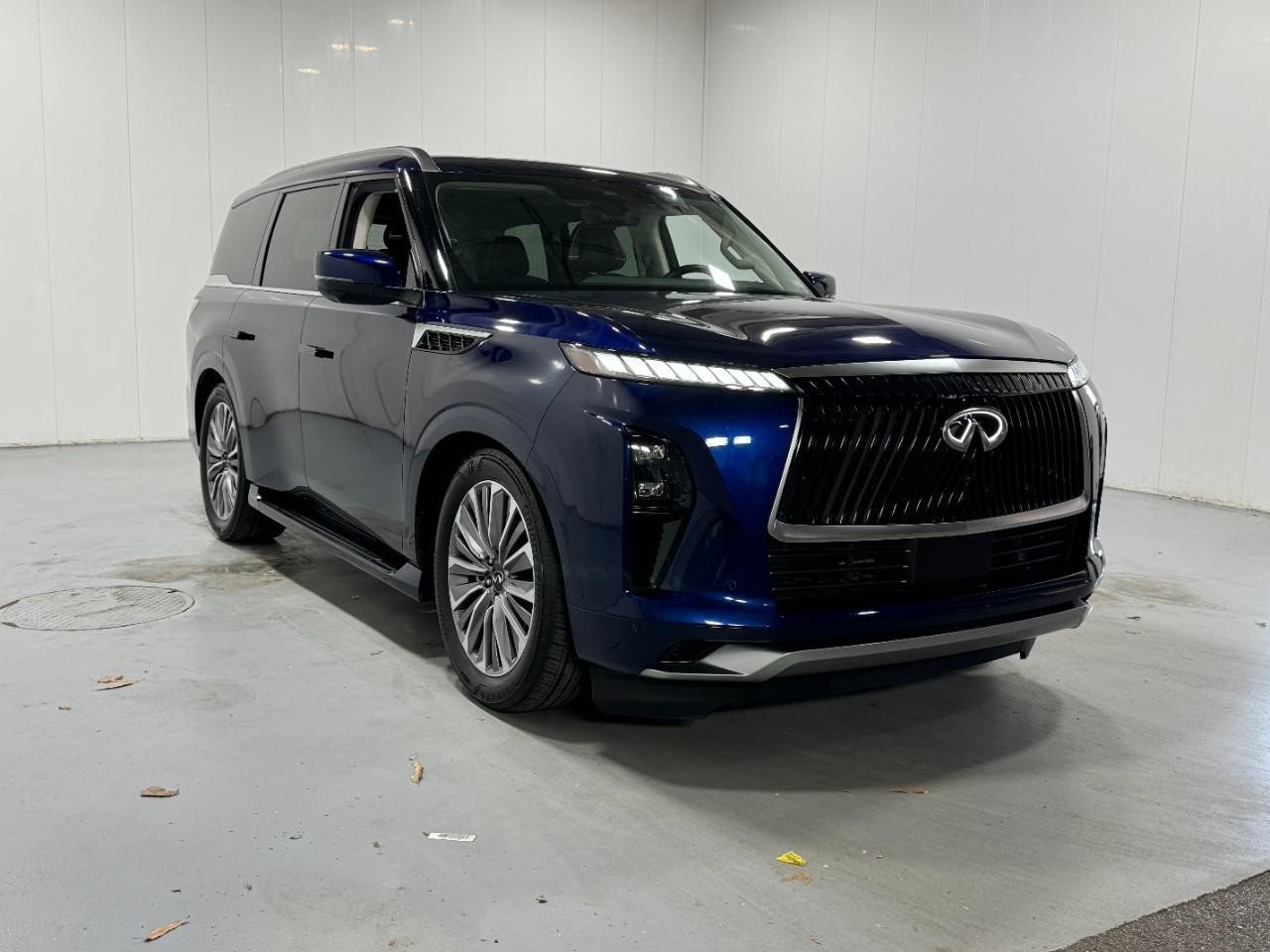 INFINITI QX80 Vehicle Full-screen Gallery Image 6