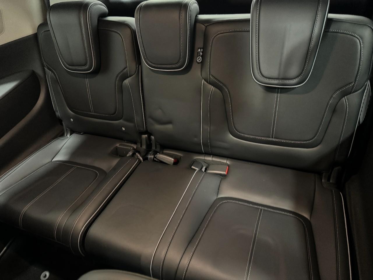 INFINITI QX80 Vehicle Full-screen Gallery Image 8