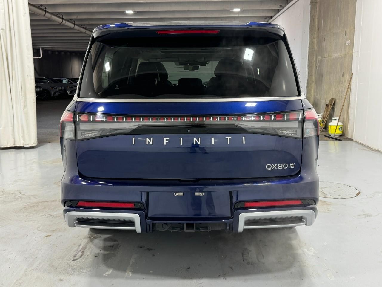 INFINITI QX80 Vehicle Full-screen Gallery Image 10