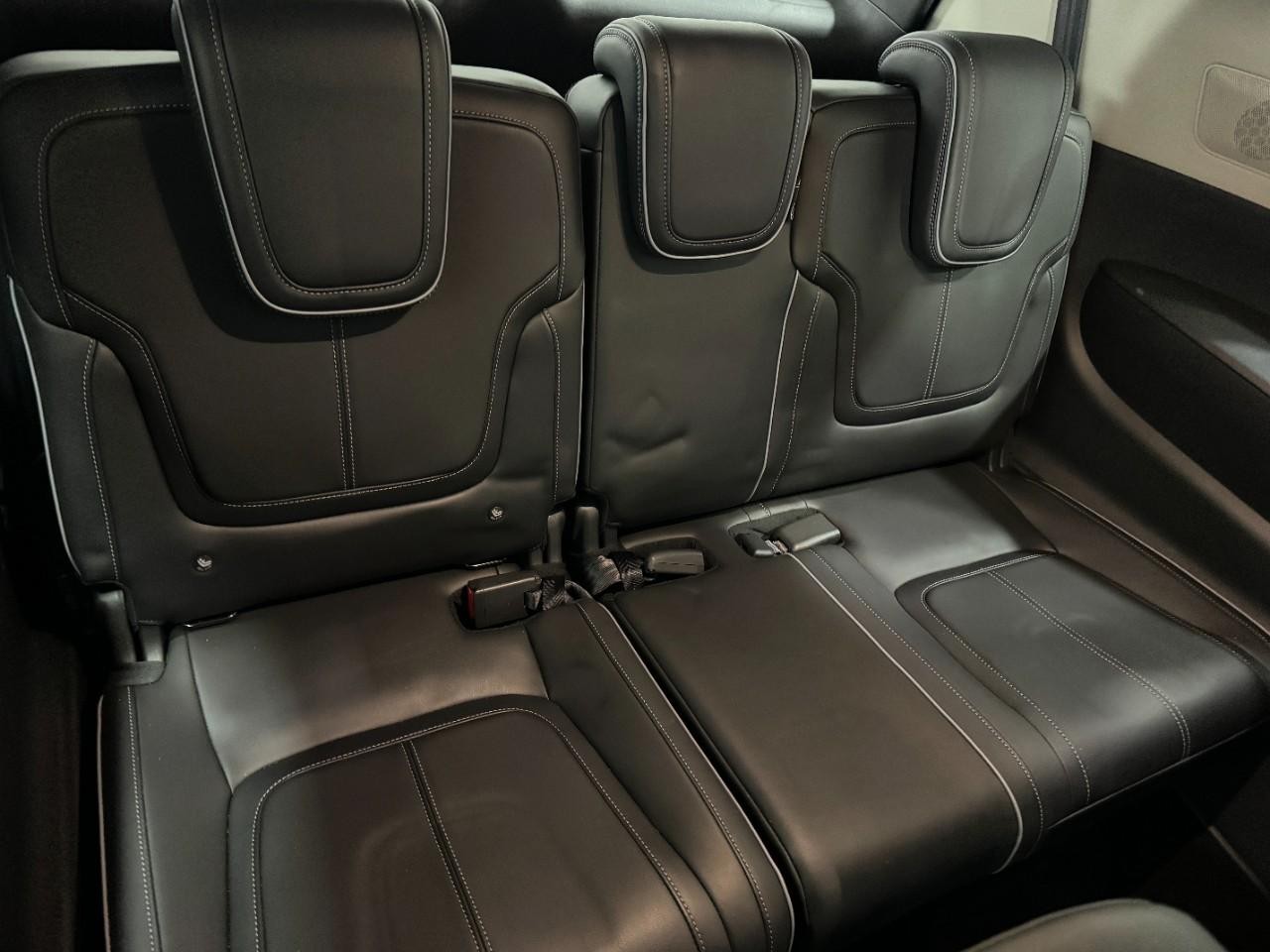 INFINITI QX80 Vehicle Full-screen Gallery Image 11