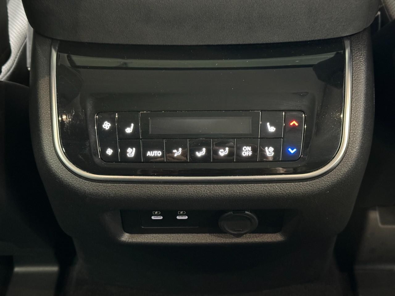 INFINITI QX80 Vehicle Full-screen Gallery Image 13