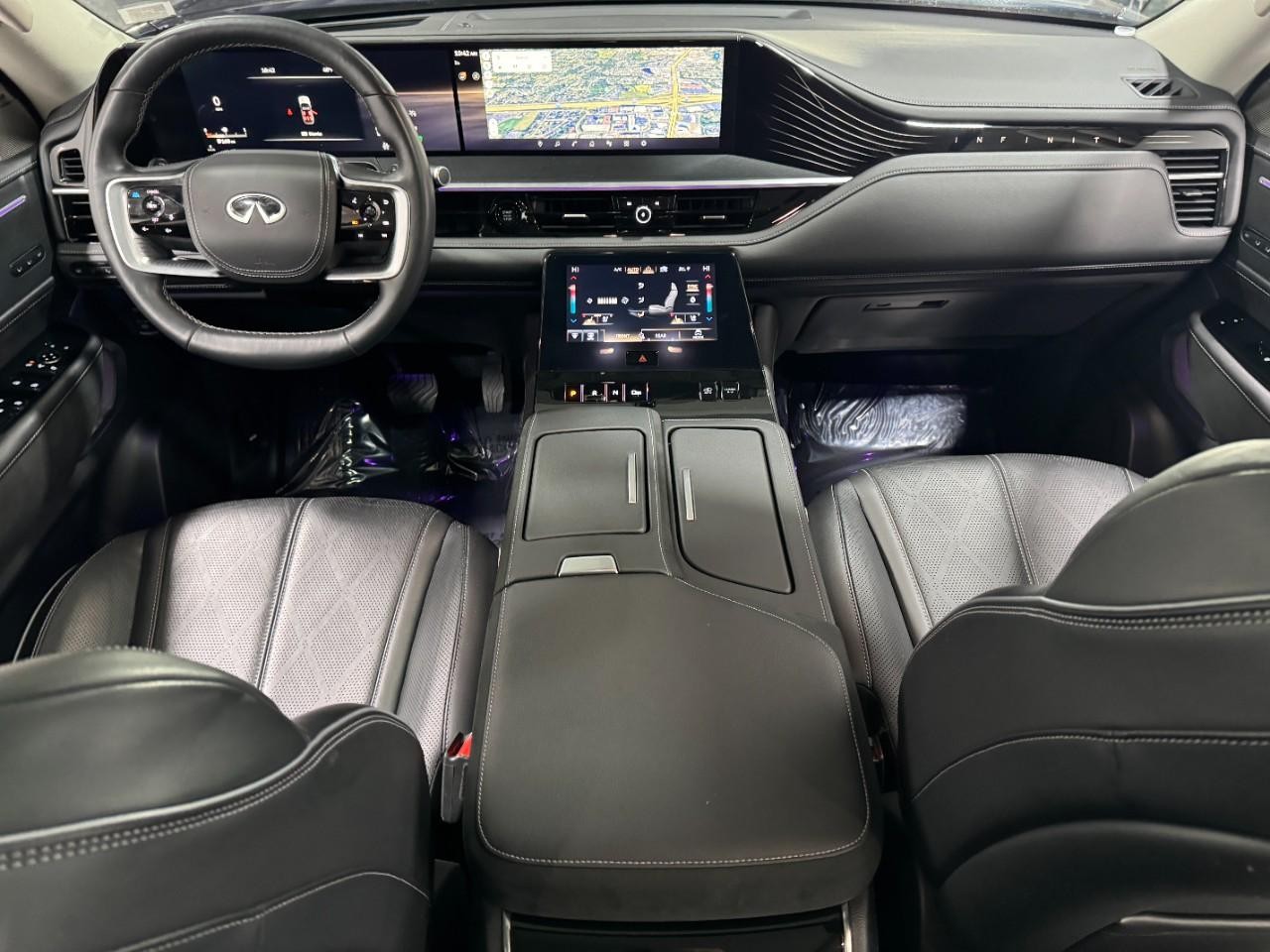 INFINITI QX80 Vehicle Full-screen Gallery Image 15