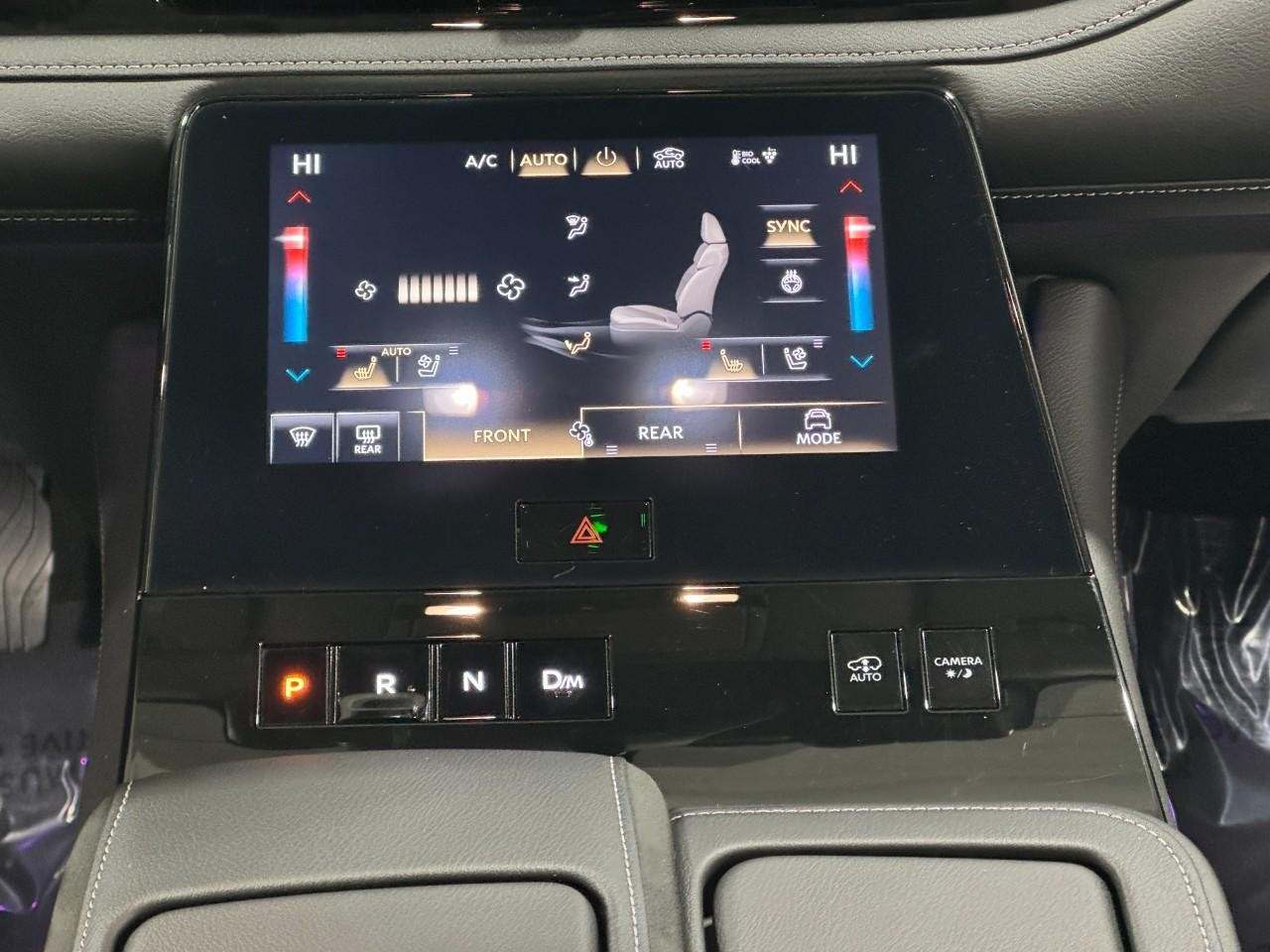 INFINITI QX80 Vehicle Full-screen Gallery Image 18