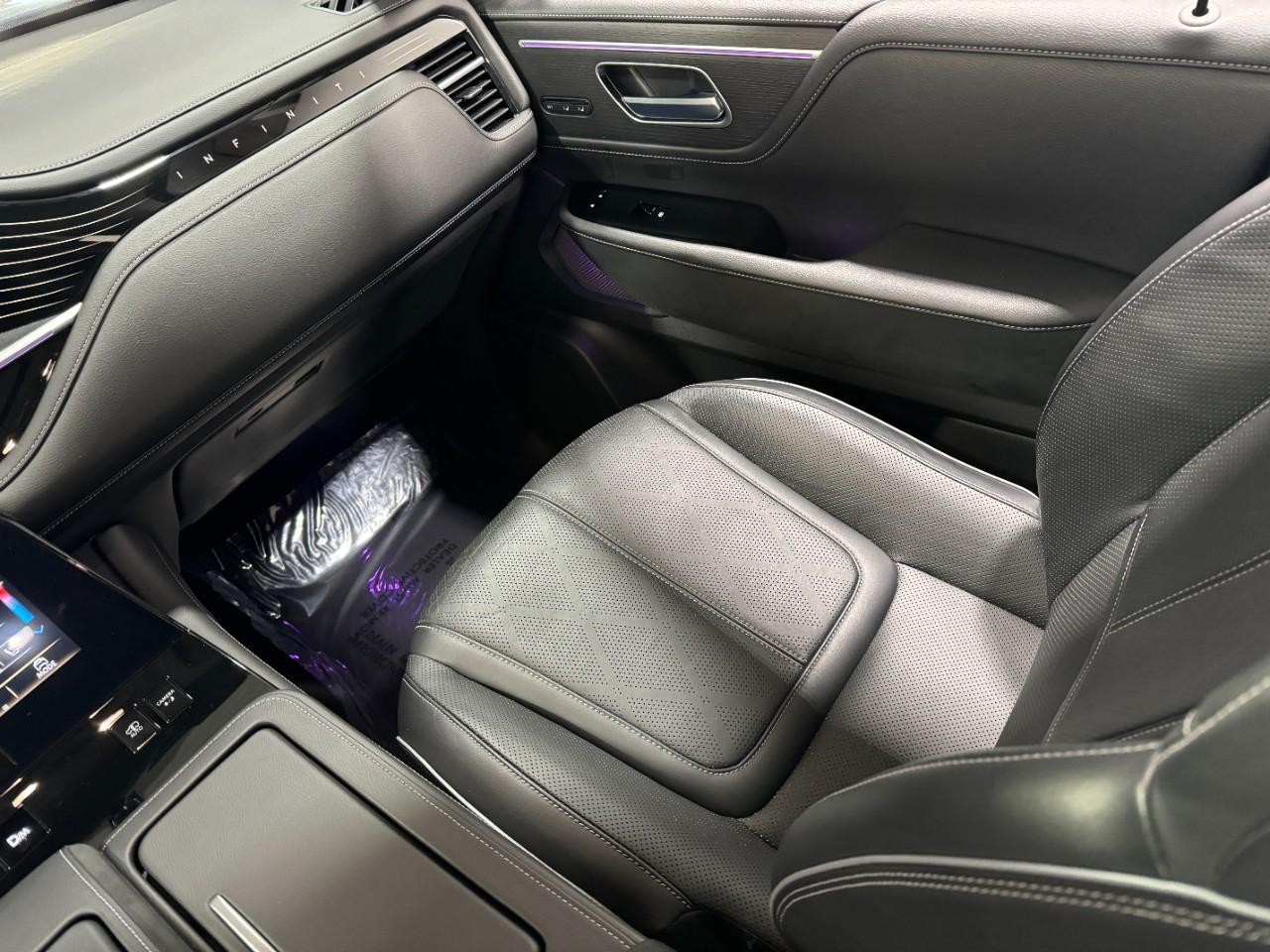 INFINITI QX80 Vehicle Full-screen Gallery Image 19