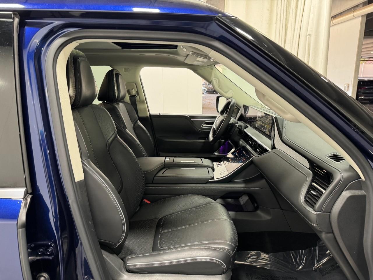 INFINITI QX80 Vehicle Full-screen Gallery Image 20