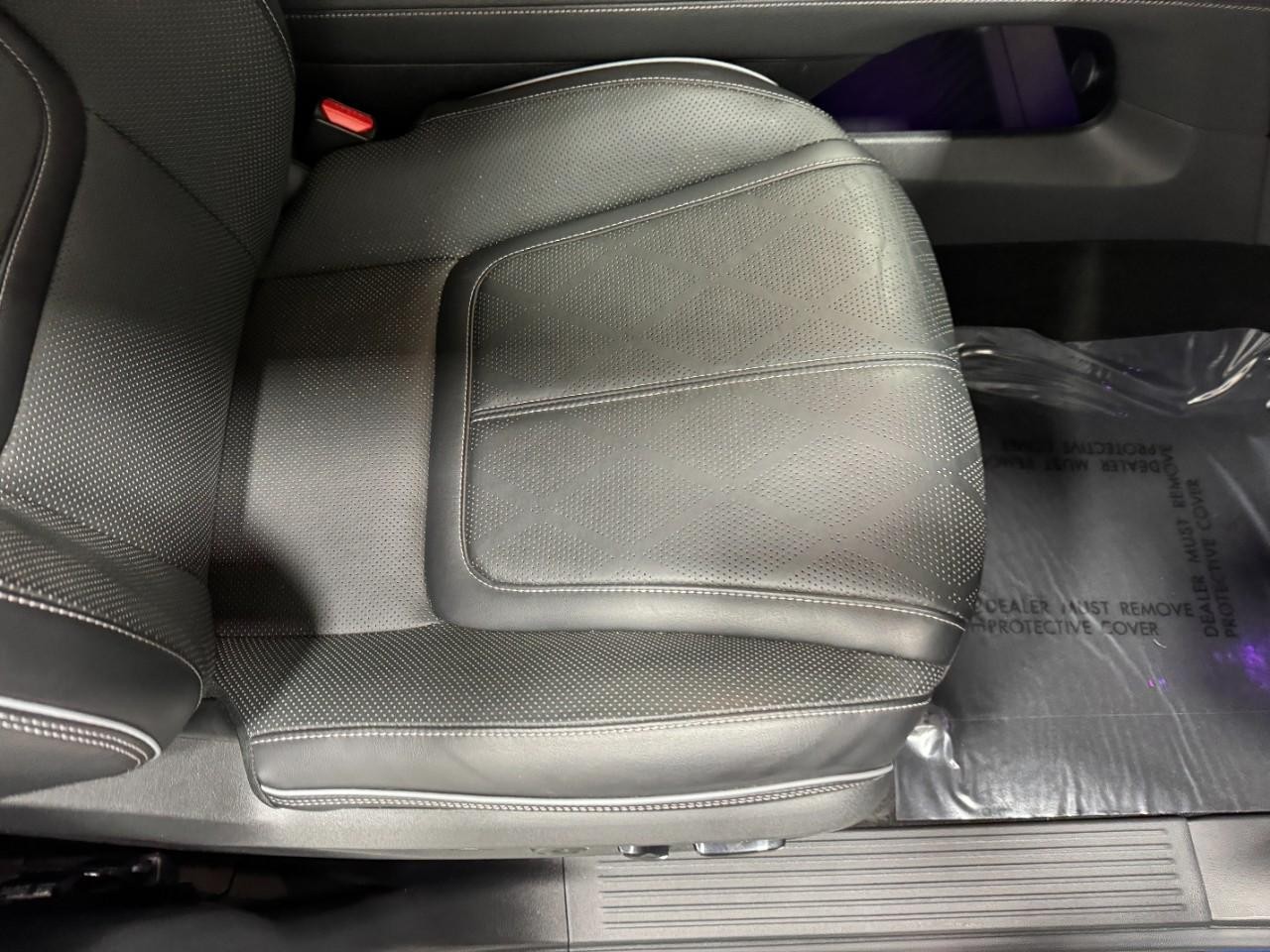 INFINITI QX80 Vehicle Full-screen Gallery Image 21