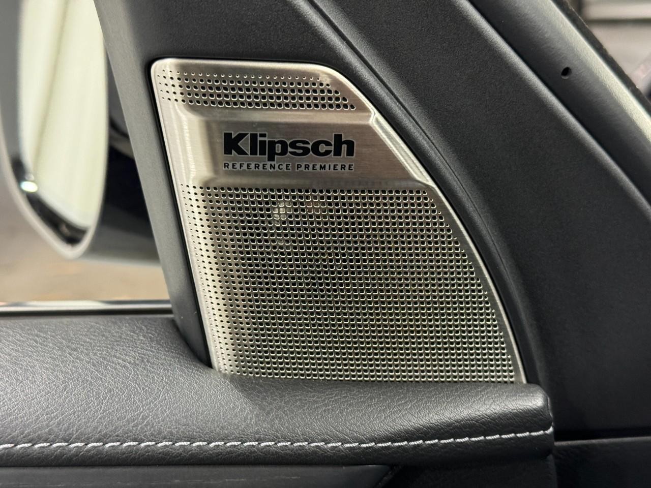 INFINITI QX80 Vehicle Full-screen Gallery Image 25