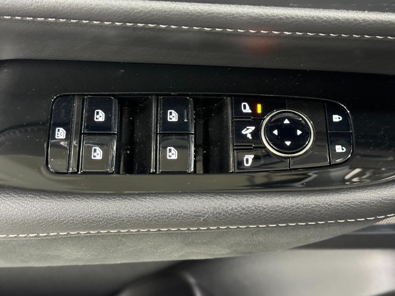 INFINITI QX80 Vehicle Full-screen Gallery Image 27