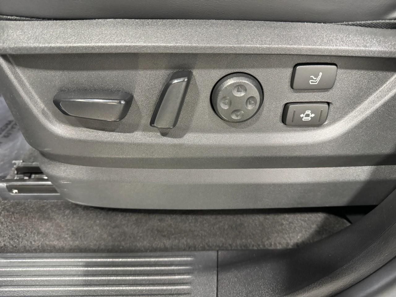 INFINITI QX80 Vehicle Full-screen Gallery Image 30