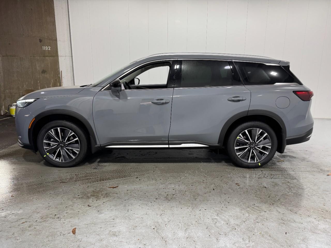 INFINITI QX60 Vehicle Full-screen Gallery Image 2