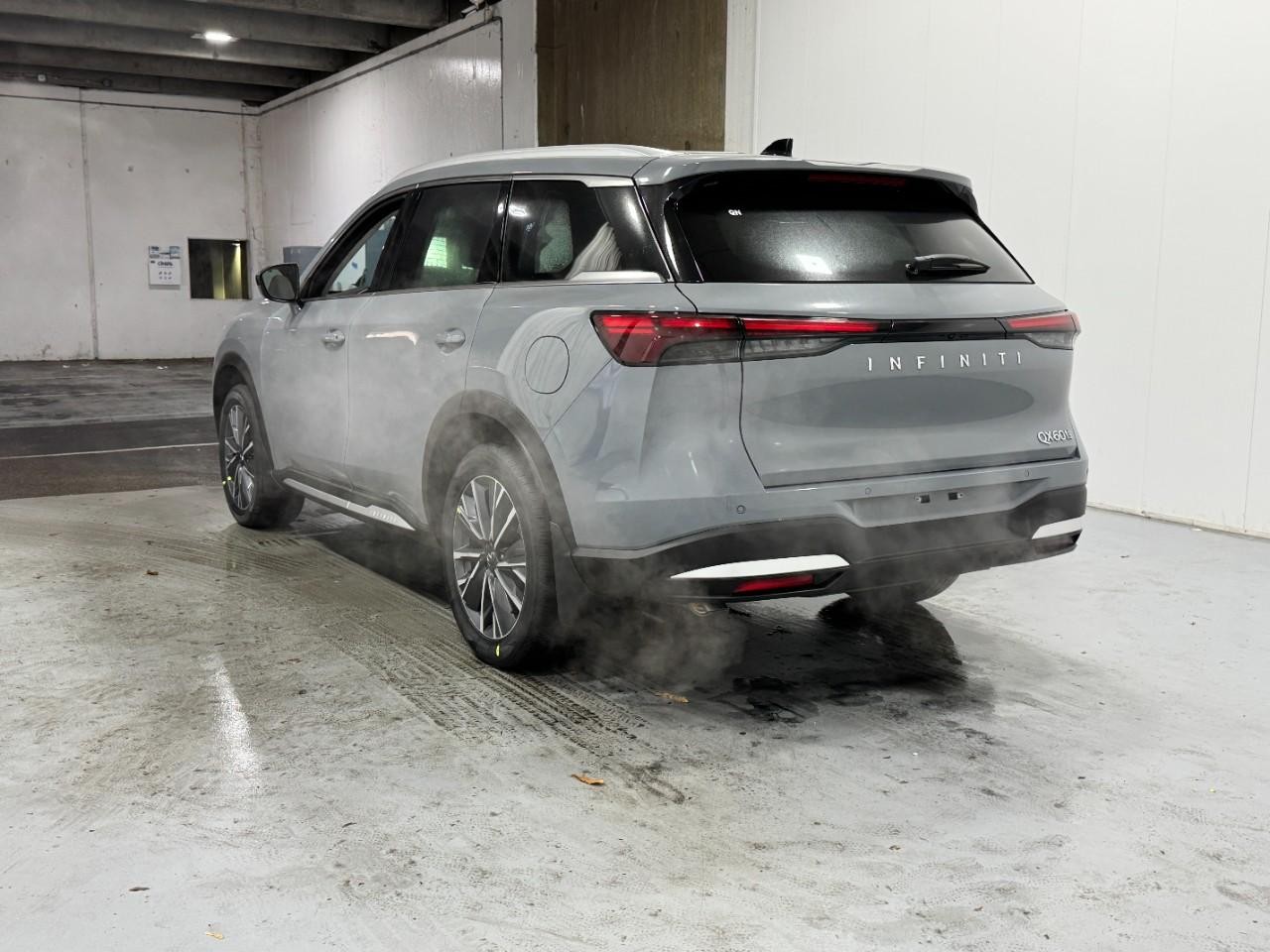 INFINITI QX60 Vehicle Full-screen Gallery Image 3