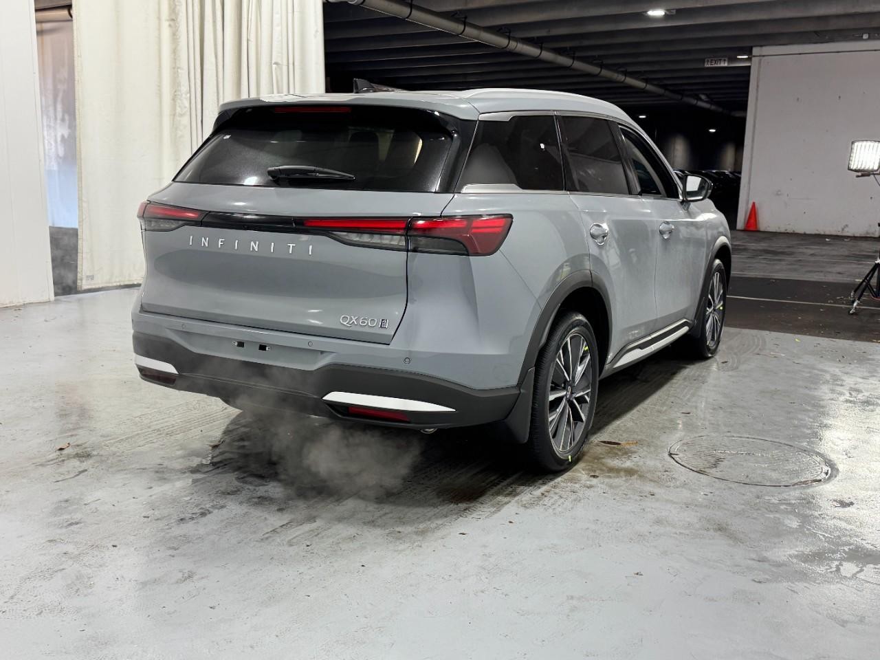 INFINITI QX60 Vehicle Full-screen Gallery Image 4