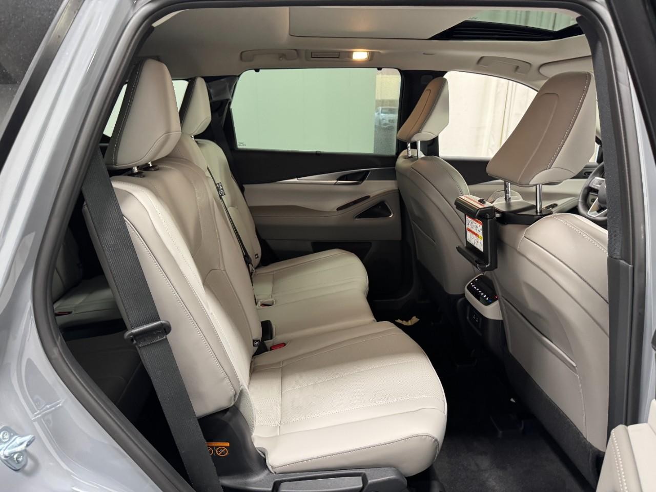 INFINITI QX60 Vehicle Full-screen Gallery Image 12