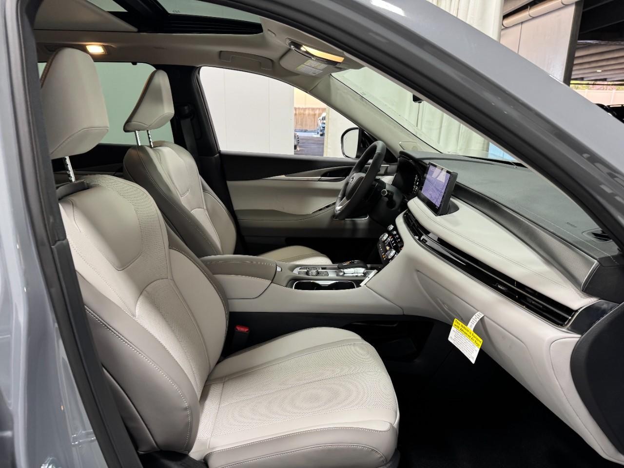 INFINITI QX60 Vehicle Full-screen Gallery Image 21