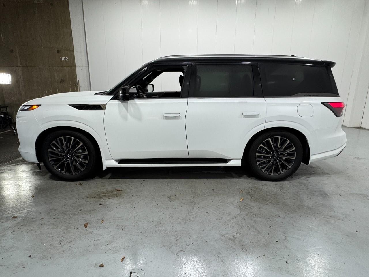 INFINITI QX80 Vehicle Full-screen Gallery Image 2