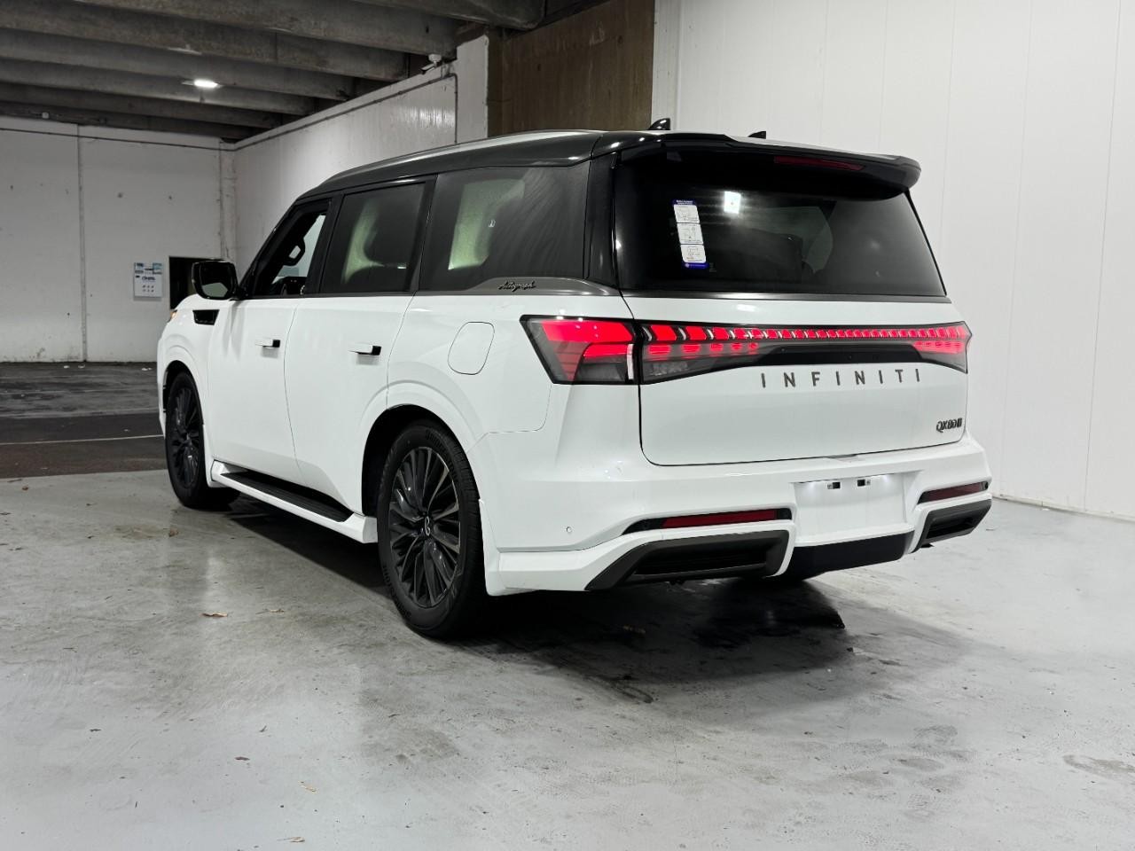 INFINITI QX80 Vehicle Full-screen Gallery Image 3