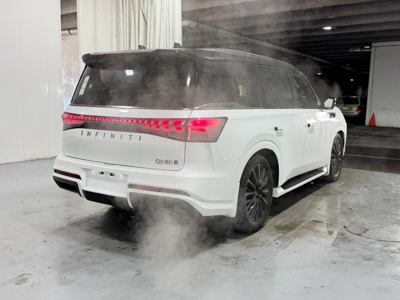 INFINITI QX80 Vehicle Full-screen Gallery Image 4