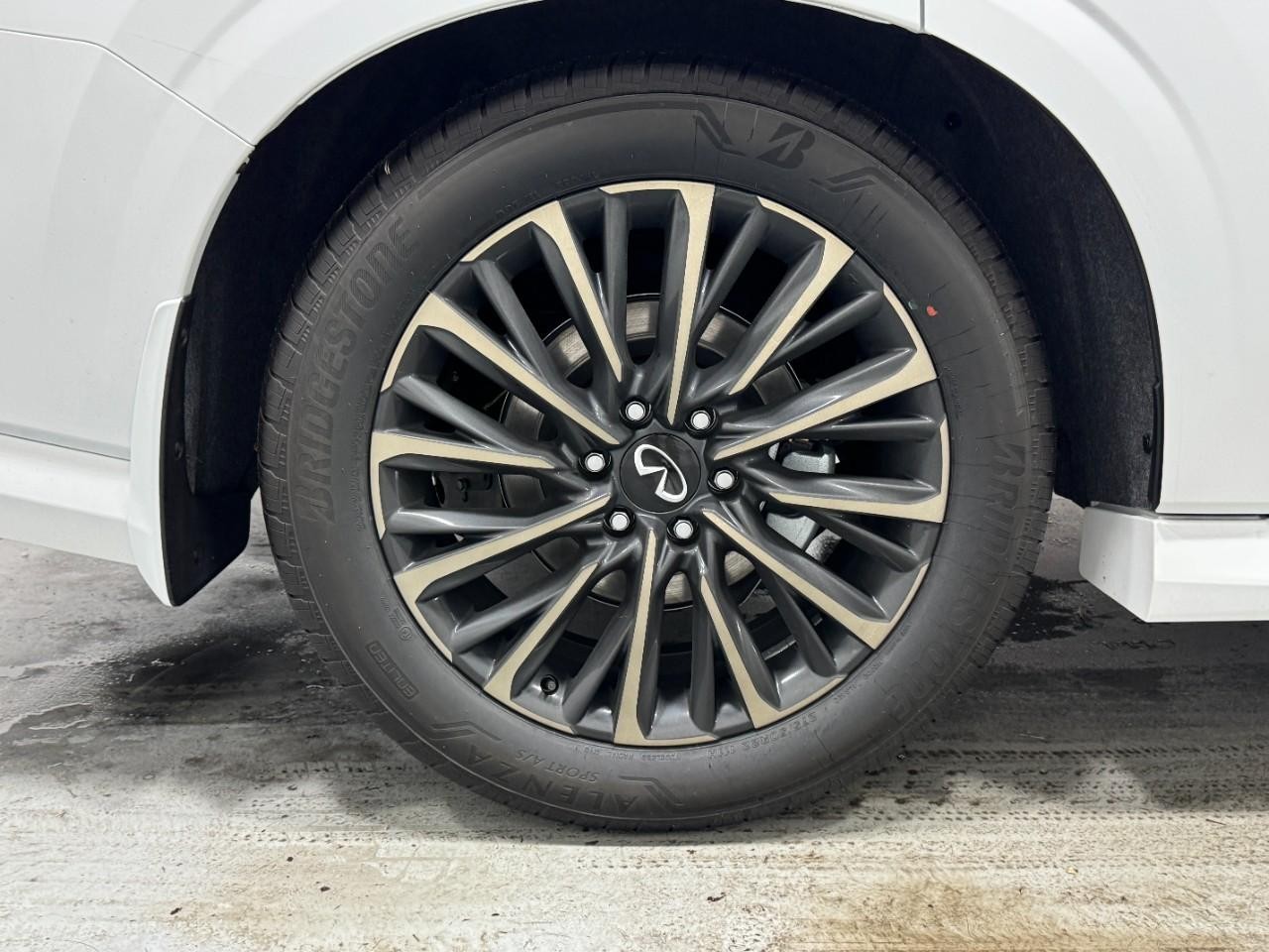 INFINITI QX80 Vehicle Full-screen Gallery Image 5