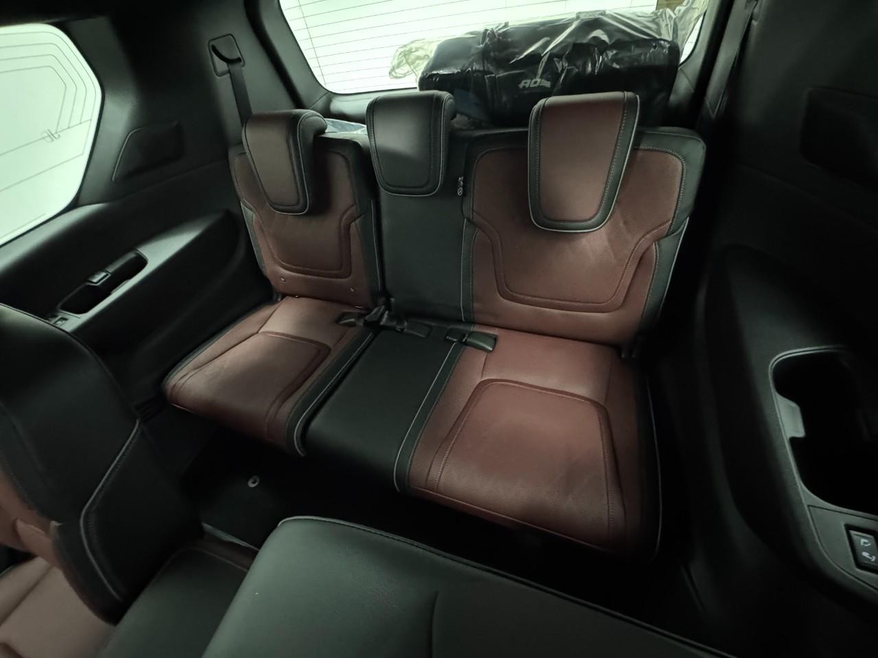 INFINITI QX80 Vehicle Full-screen Gallery Image 8