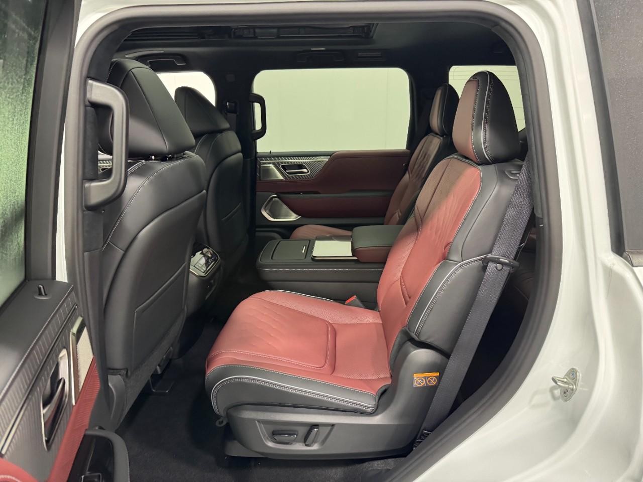 INFINITI QX80 Vehicle Full-screen Gallery Image 9