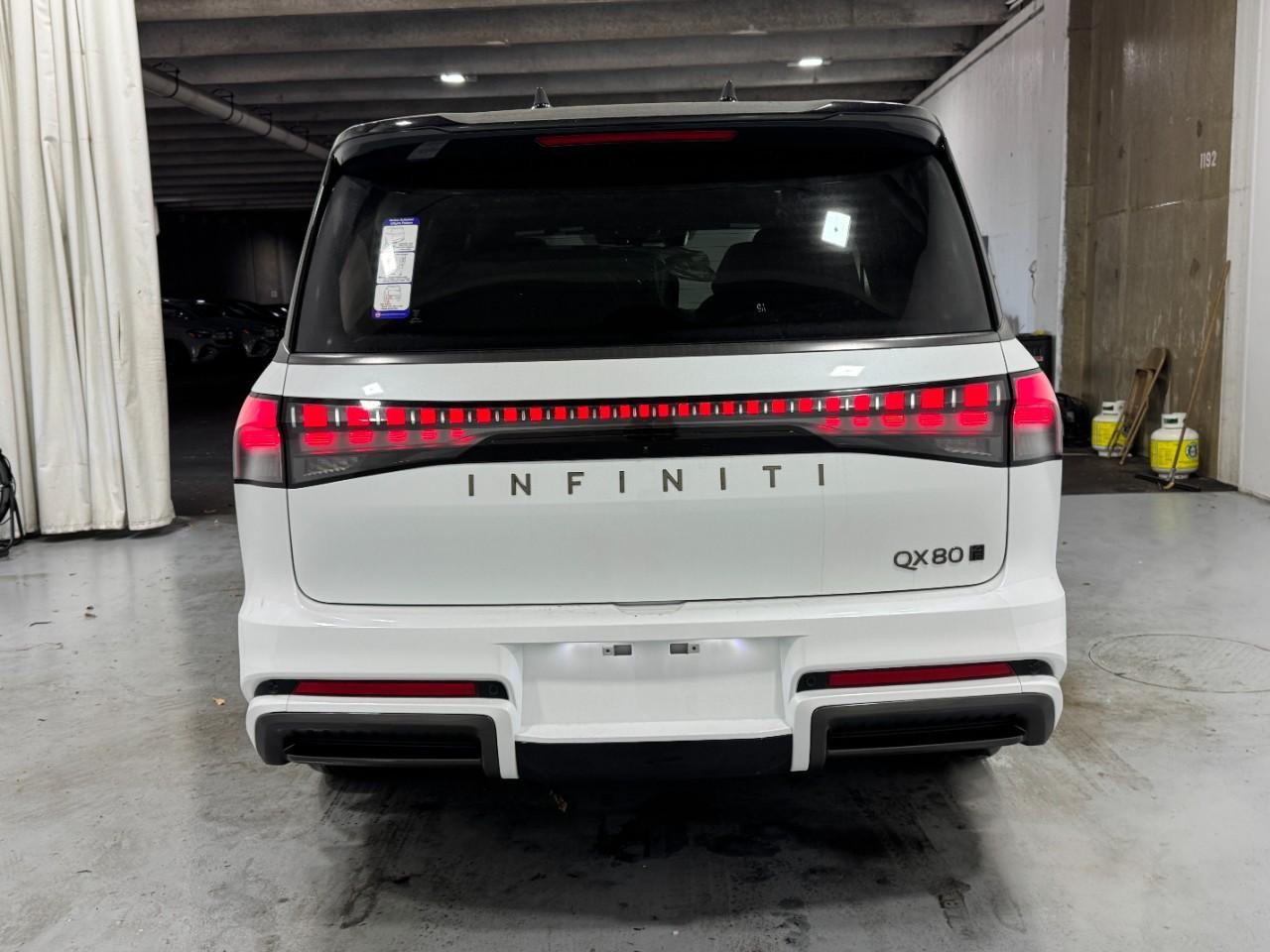 INFINITI QX80 Vehicle Full-screen Gallery Image 10