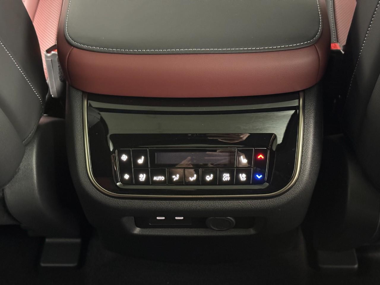 INFINITI QX80 Vehicle Full-screen Gallery Image 13