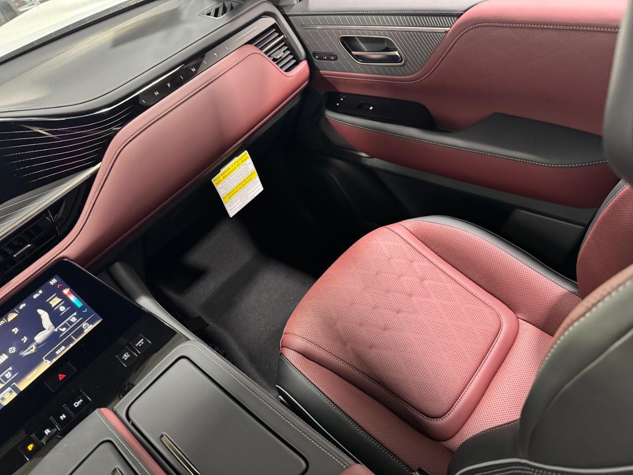 INFINITI QX80 Vehicle Full-screen Gallery Image 19