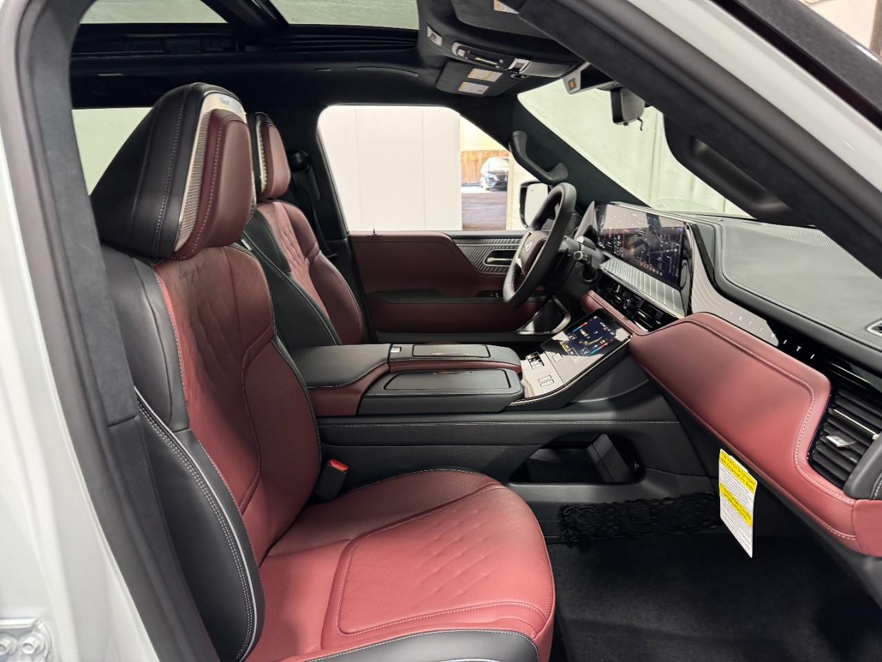 INFINITI QX80 Vehicle Full-screen Gallery Image 20