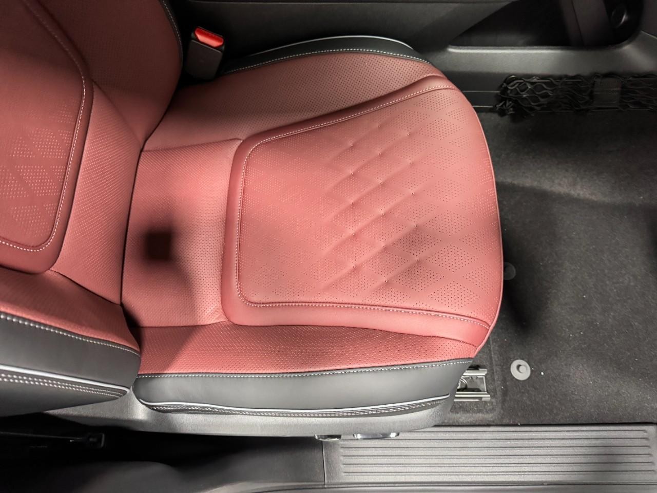 INFINITI QX80 Vehicle Full-screen Gallery Image 21