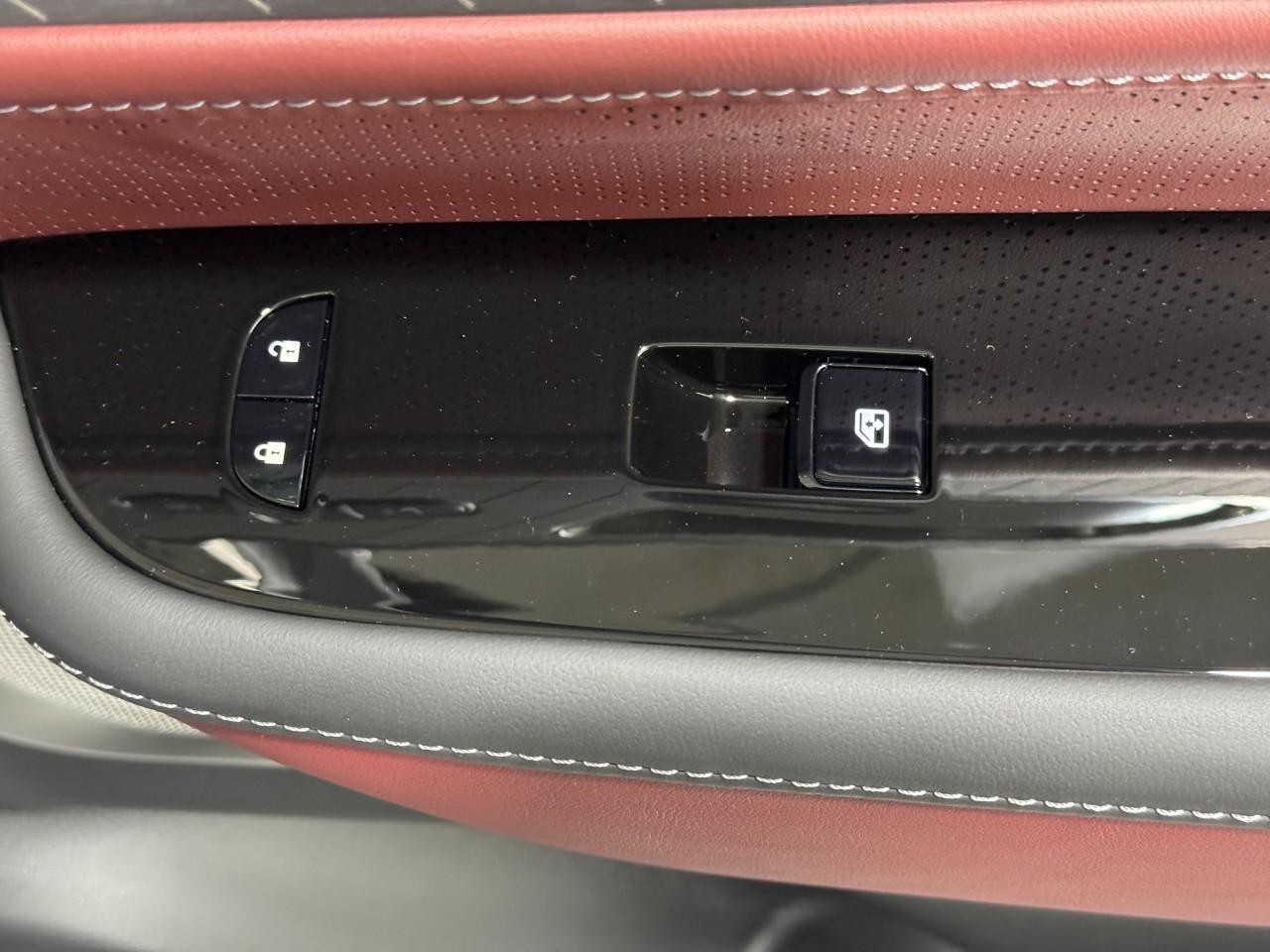 INFINITI QX80 Vehicle Full-screen Gallery Image 24