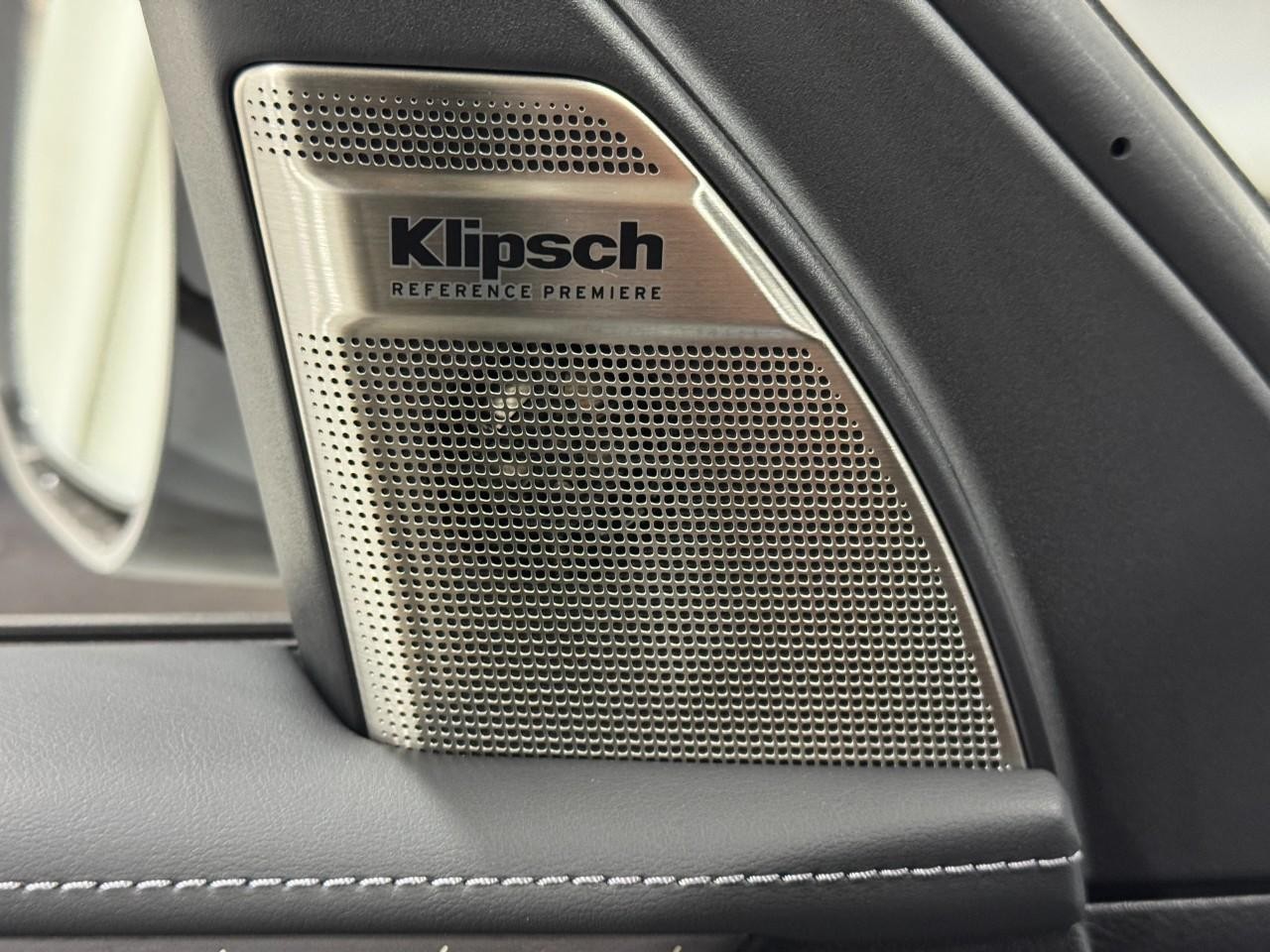 INFINITI QX80 Vehicle Full-screen Gallery Image 25