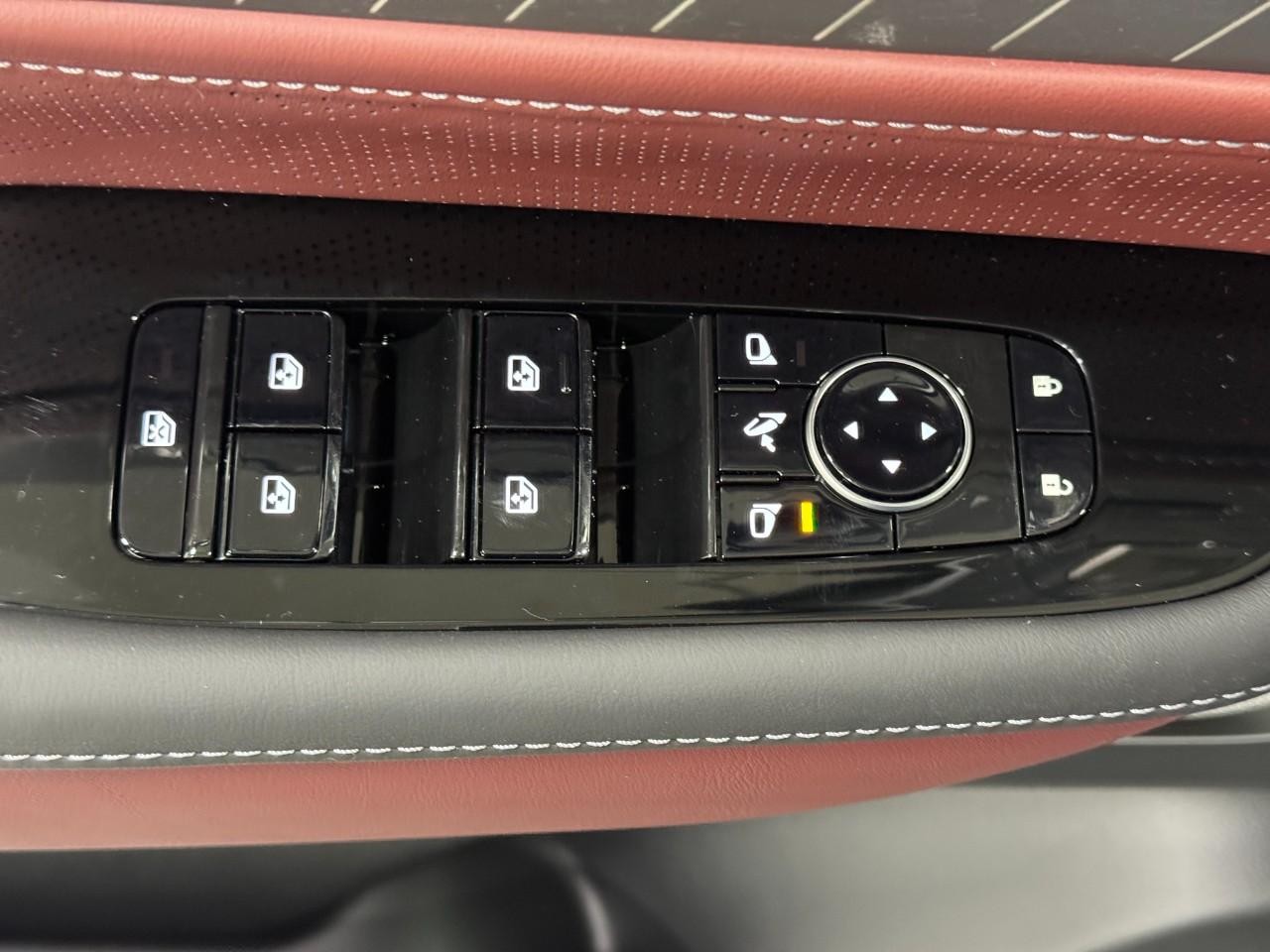 INFINITI QX80 Vehicle Full-screen Gallery Image 27