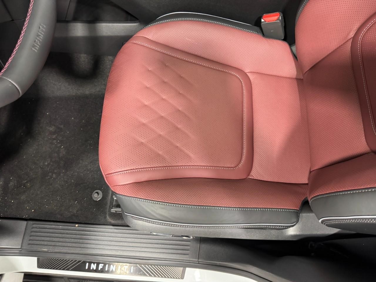 INFINITI QX80 Vehicle Full-screen Gallery Image 29