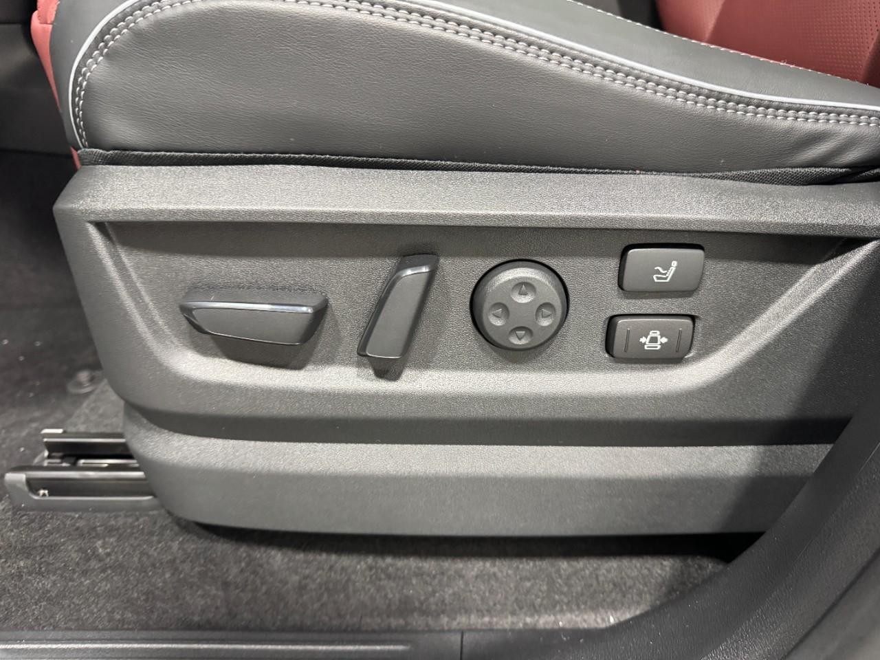 INFINITI QX80 Vehicle Full-screen Gallery Image 30