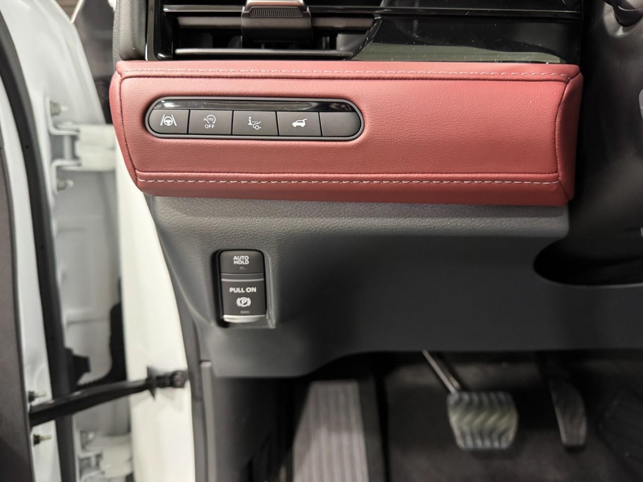 INFINITI QX80 Vehicle Full-screen Gallery Image 31