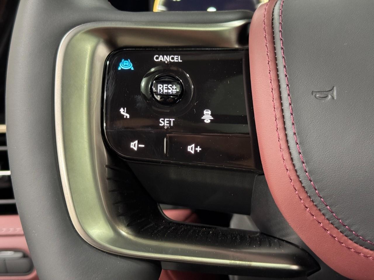 INFINITI QX80 Vehicle Full-screen Gallery Image 32