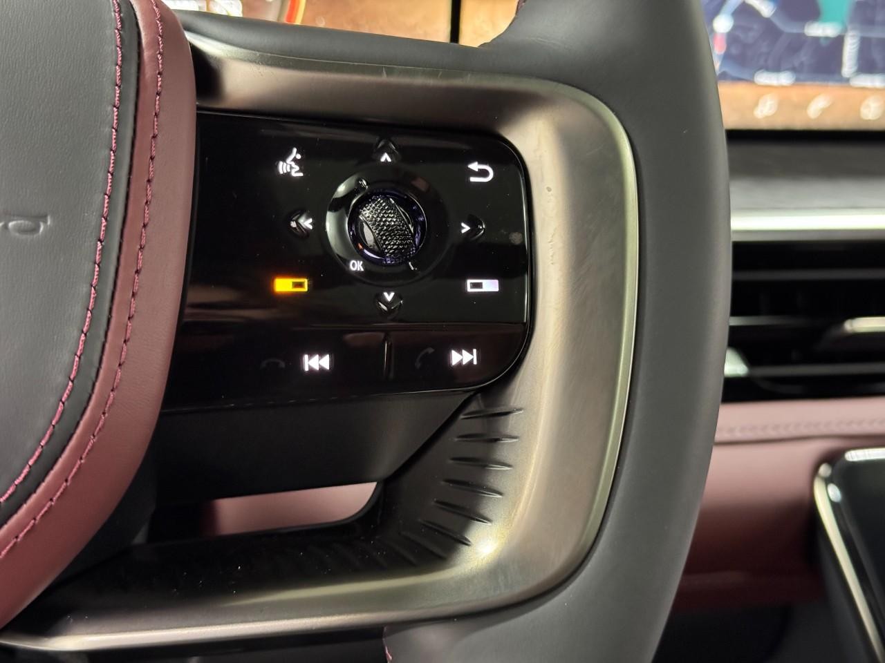 INFINITI QX80 Vehicle Full-screen Gallery Image 33