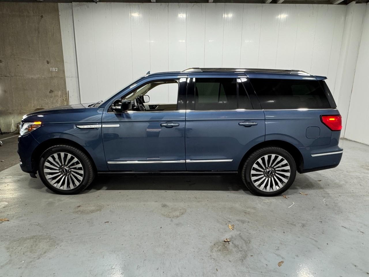 Lincoln Navigator Vehicle Full-screen Gallery Image 2