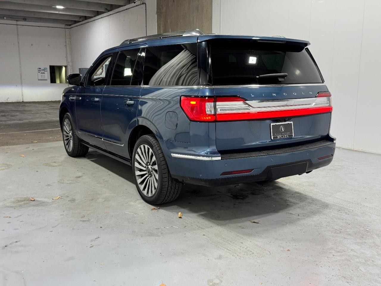 Lincoln Navigator Vehicle Full-screen Gallery Image 3