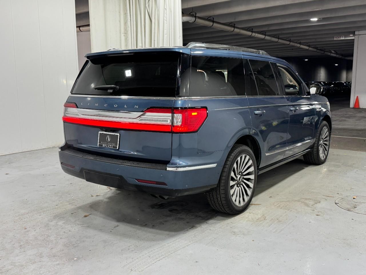 Lincoln Navigator Vehicle Full-screen Gallery Image 4