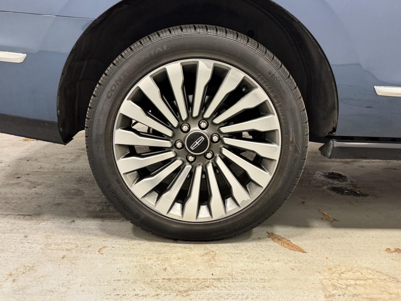 Lincoln Navigator Vehicle Full-screen Gallery Image 5