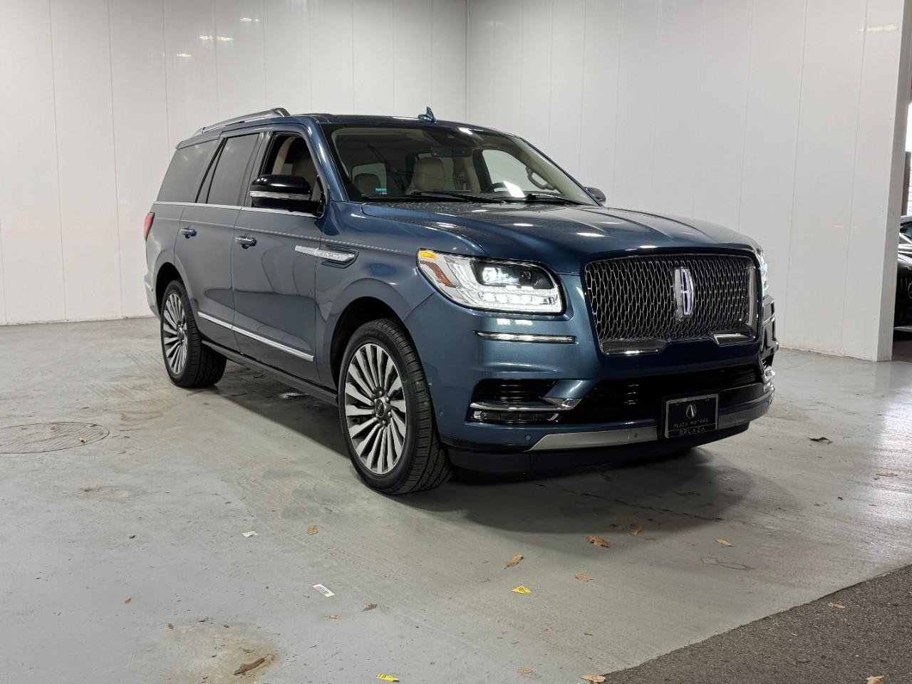 Lincoln Navigator Vehicle Full-screen Gallery Image 6